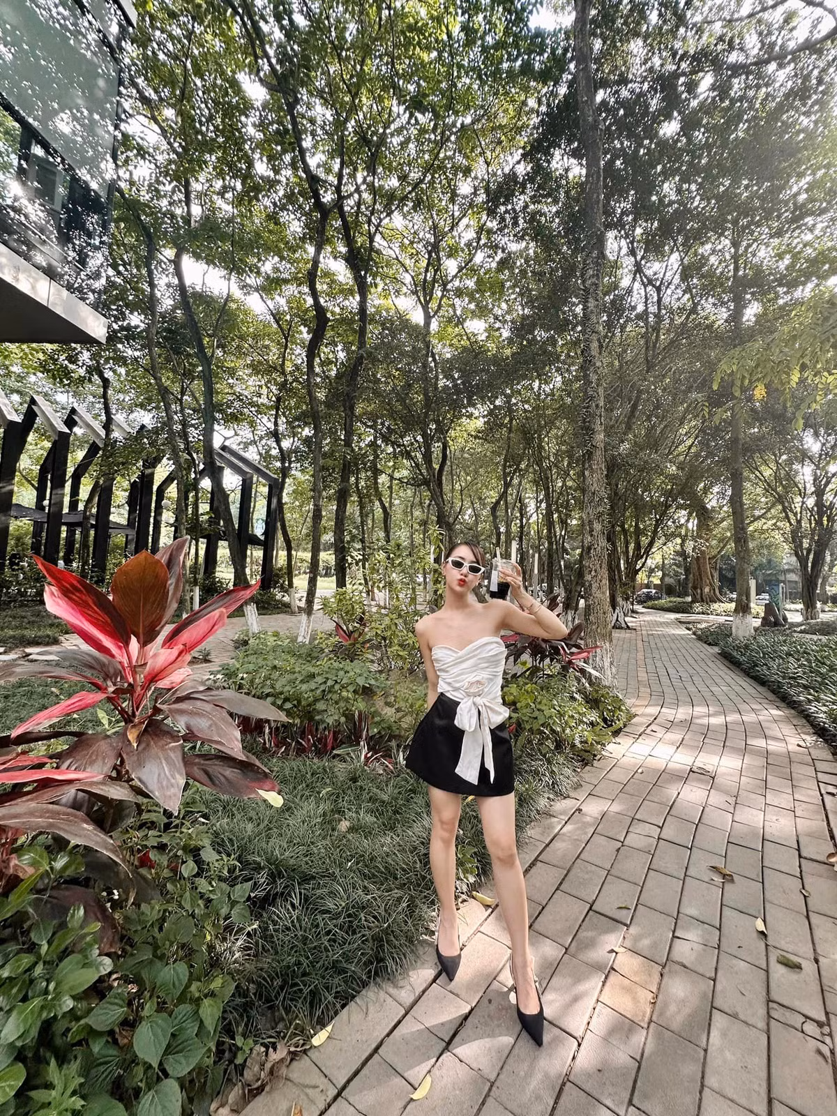 Nàng hot girl được yêu thích nhờ ngoại hình nhỏ nhắn, xinh đẹp. Thời điểm đó, Quỳnh Anh được nhiều tạp chí, trang báo mời làm mẫu ảnh.