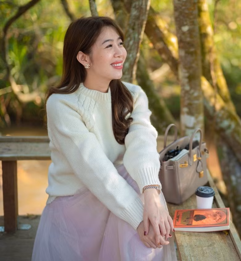 Không chỉ có lối dẫn dắt chương trình duyên dáng, MC Diệp Chi còn để lại dấu ấn với nhan sắc ngọt ngào cùng phong cách gần gũi và giản dị.