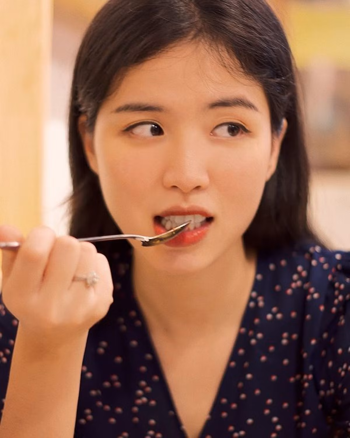 Sau khi gây chú ý với lần đi cắt tóc này, danh tính của cô gái cũng được tìm ra, được biết đây là nữ giảng viên trường Đại học Kinh tế Quốc dân (NEU) nổi tiếng từ nhiều năm trước vì nhan sắc tiên tử như minh tinh màn bạc.