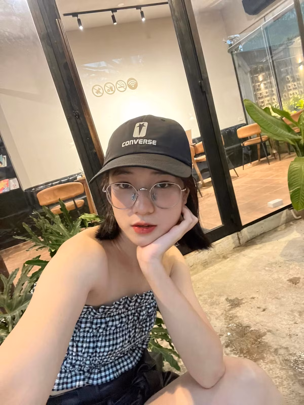 Cựu hot girl Trâm Anh cũng chia sẻ là fan của nhóm nhạc nữ này, dù không thể đưa "hot girl Tây Hồ" Cici Anh Chi đi xem concert nhưng Trâm Anh và con gái cũng đã có mặt ở Hà Nội.