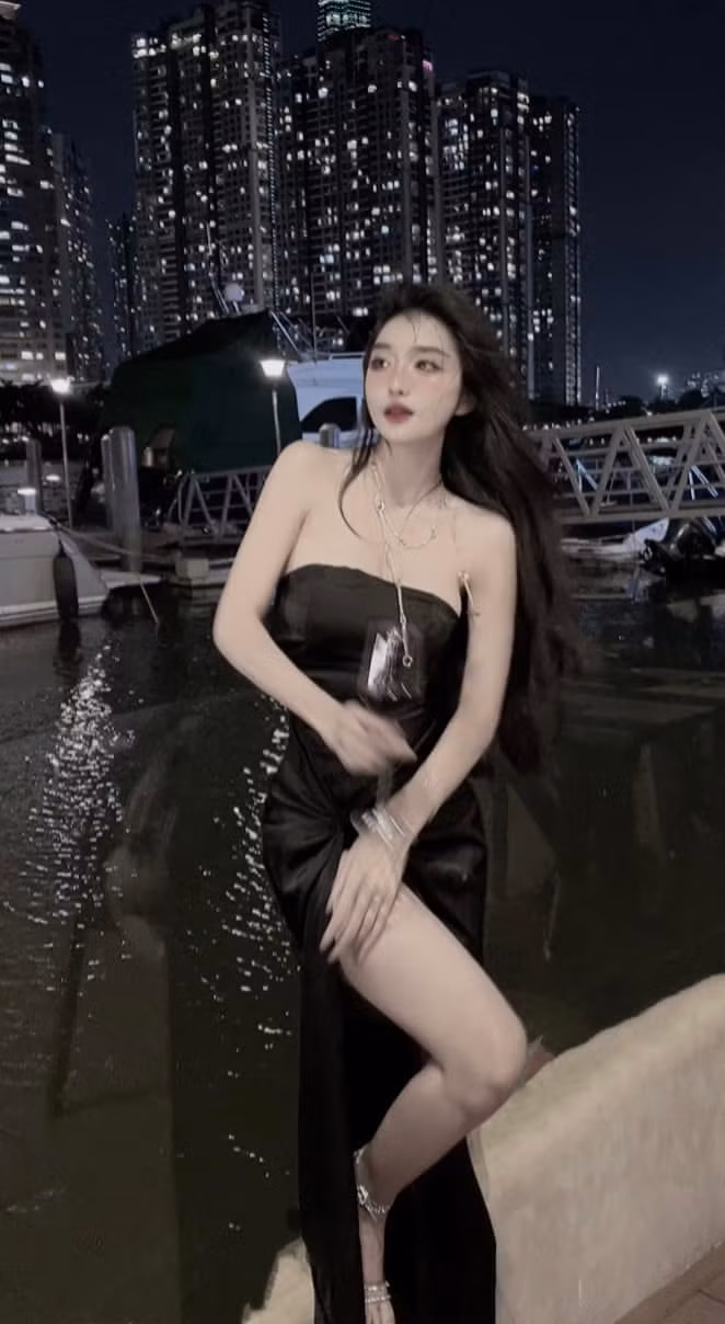 Sở hữu thân hình nóng bỏng, cùng làn da trắng và gương mặt khả ái, Khánh Linh không chỉ khiến mọi người ấn tượng bởi vẻ ngoài đầy cuốn hút mà còn vì “đôi bàn tay phù thủy” của mình mỗi lần tự make up cho bản thân trong những shoot hình.