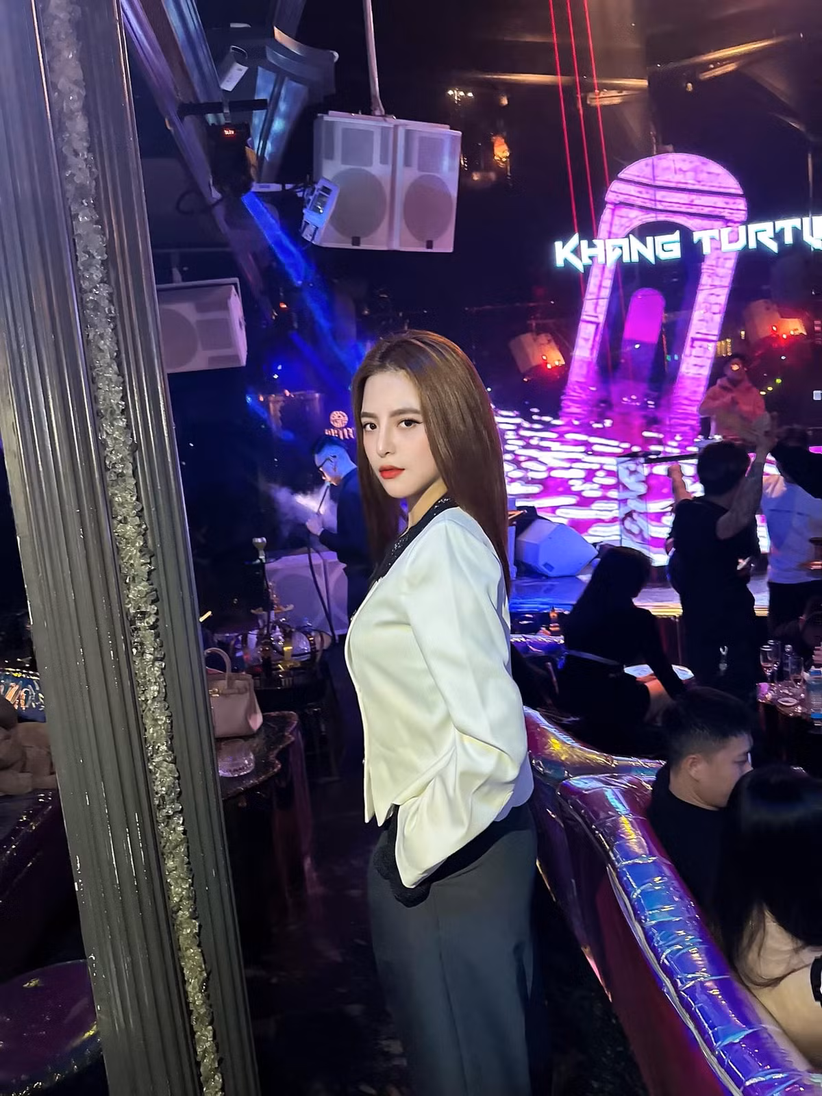Ngoài nhan sắc, hot girl Mai Ly còn liên tục gây chú ý với cuộc sống giàu sang, sang chảnh trên MXH.