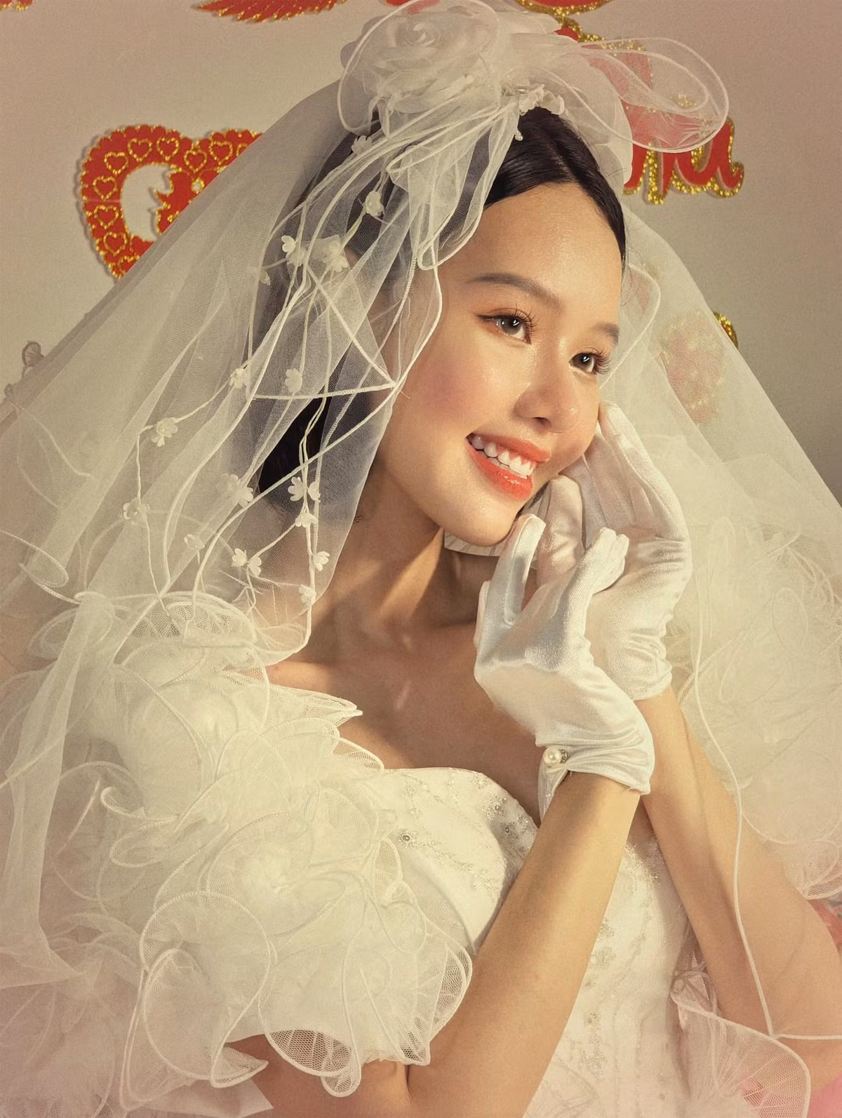 Đám cưới đặc biệt này mặc dù tổ chức ở thời hiện đại nhưng cô dâu, chú rể lại lựa chọn phong cách xưa cũ. Từ trang phục đến bối cảnh khá giống với thời xưa.