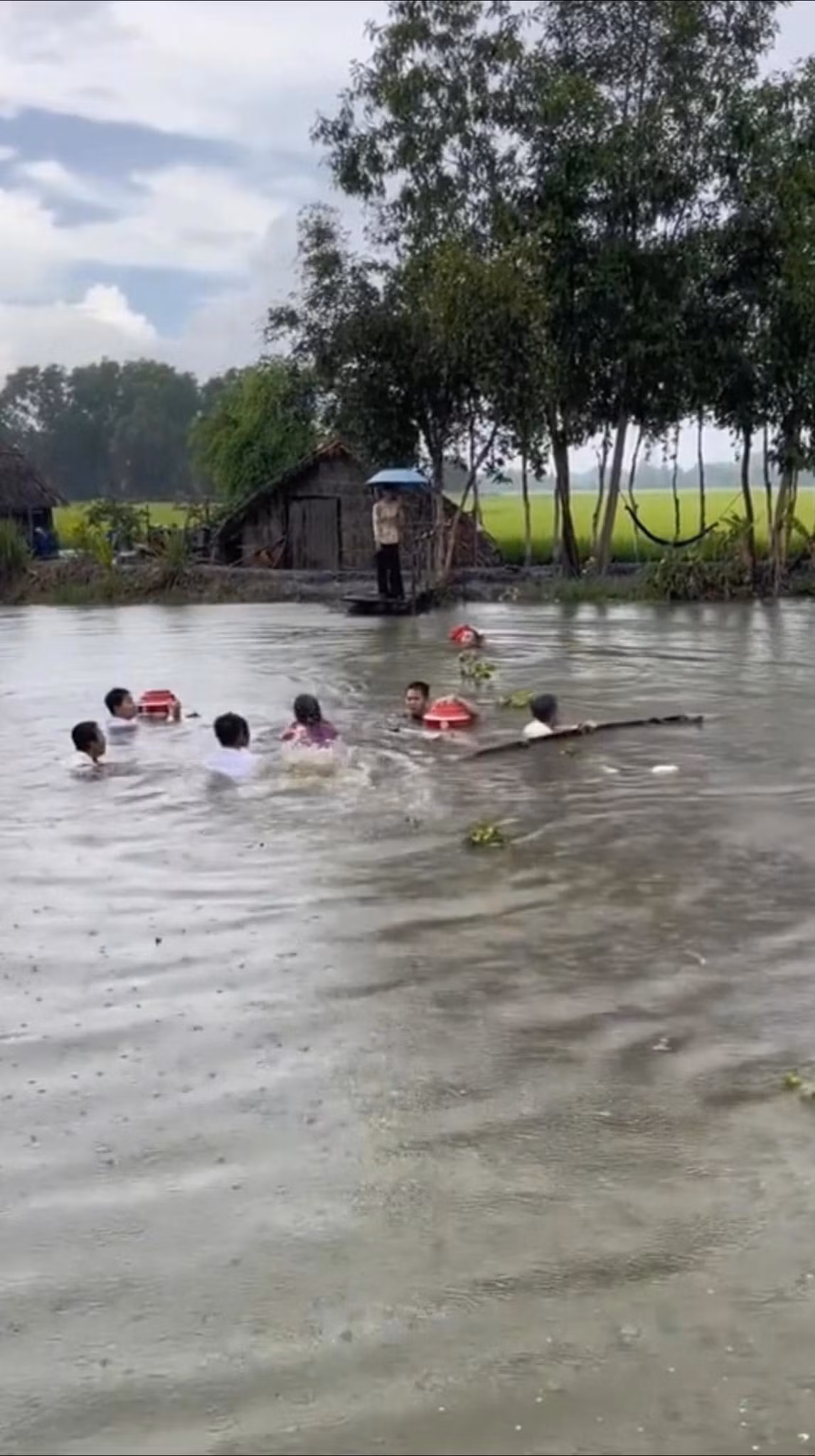 Màn rước dâu bá đạo này nhanh chóng thu hút sự chú ý, chưa biết thực hư thế nào nhưng loạt ảnh này được cư dân mạng bàn tán xôn xao. Ảnh: Nguyen Chi Nguyen