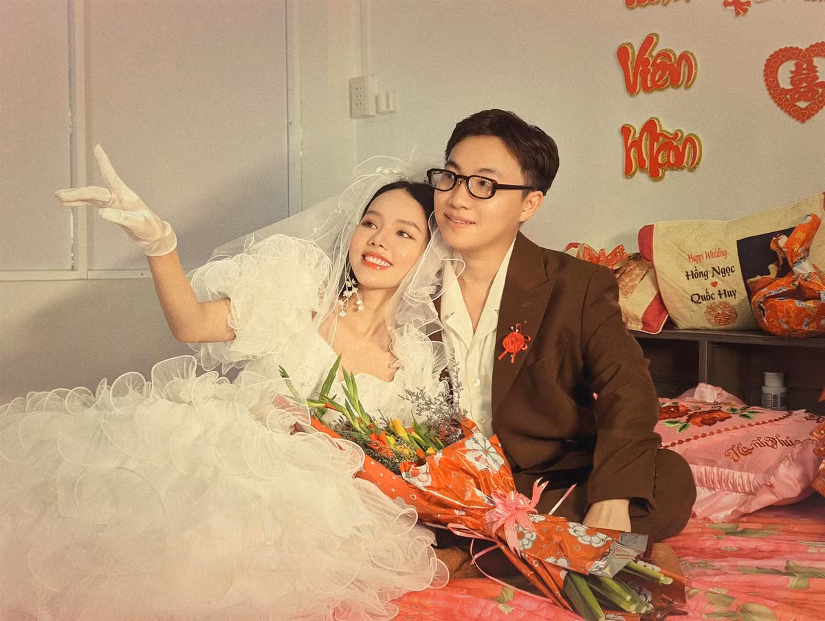 Danh tinh co dau trong dam cuoi thoi “ong ba anh” gay sot mang