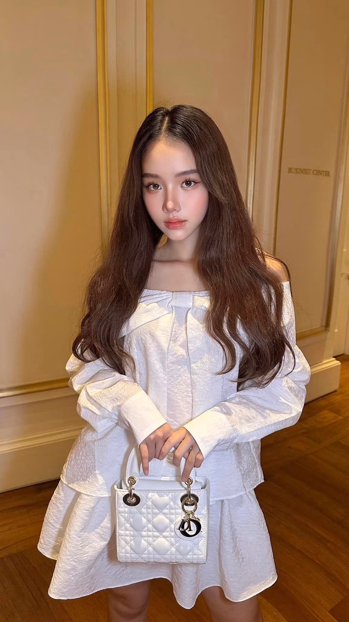 Cô nàng đã phải trải qua những lần tiểu phẫu, "vịt hóa thiên nga" để có được sắc vóc như hiện tại.