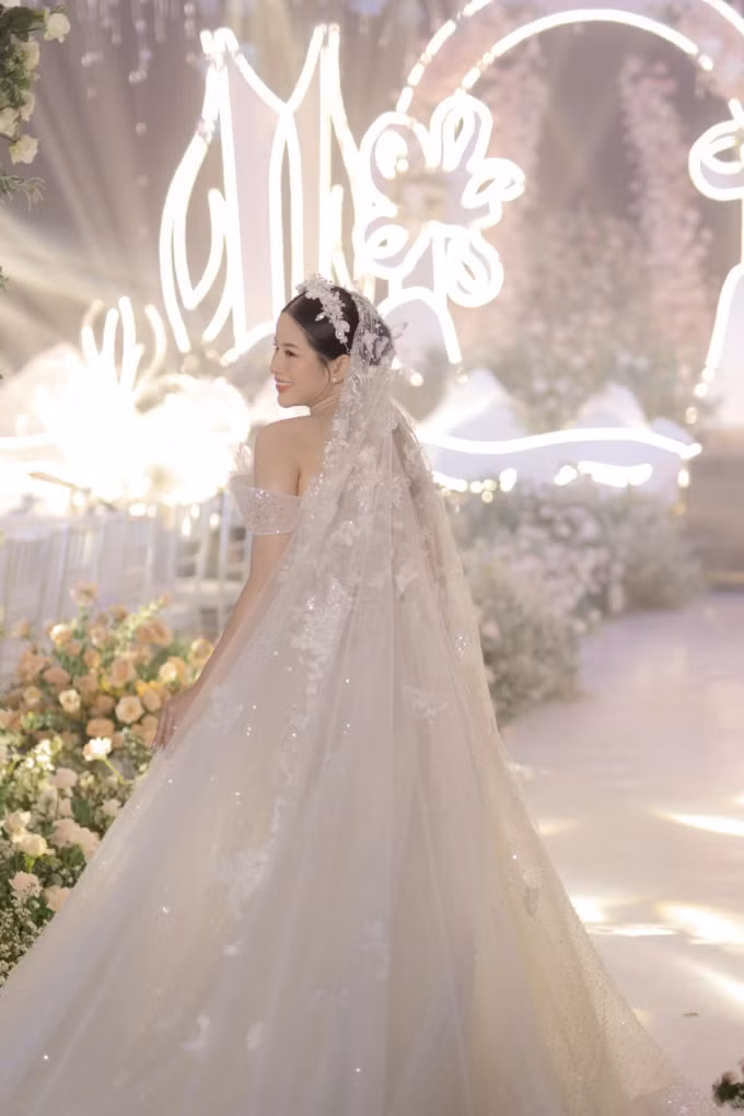 Được biết, nữ đại gia quận 7 đã đứng ra lo cho đám cưới hoàn toàn từ A - Z với số tiền được dự đoán lên đến vài tỷ đồng.