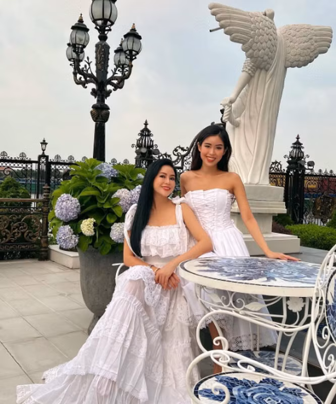 Sau nhiều năm, từ ngọc nữ màn ảnh đến "bà hoàng" của ngành công nghiệp thời trang tỷ đô, nữ doanh nhân vẫn duy trì được phong độ nhan sắc đẹp bất bại của mình.