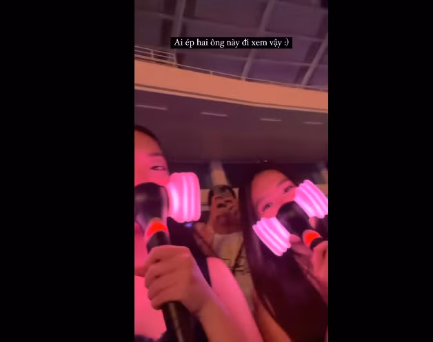 Mặc dù hộ tống các "nóc nhà" đi xem BLACKPINK thế nhưng gương mặt, biểu cảm của hai cầu thủ lại khiến netizen không nhịn nổi cười.