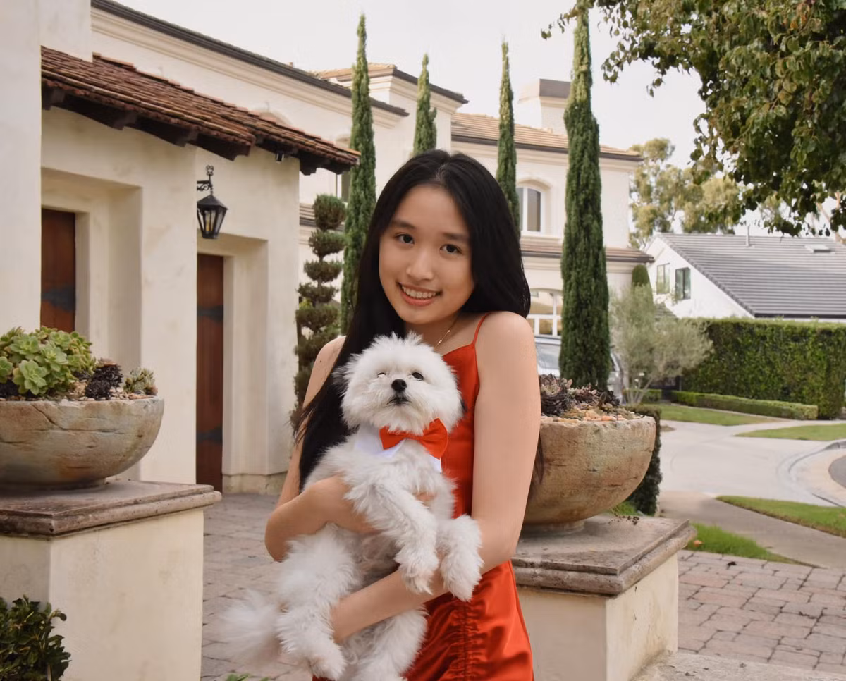 Hồi tháng 4 vừa qua, cô bạn thông báo trúng tuyển vào ĐH Stanford (Mỹ) - ngôi trường xếp thứ 3 trong danh sách các trường đại học tốt nhất toàn cầu năm học 2022 - 2023 theo US News &amp; World Report (Báo cáo Tin tức Hoa Kỳ &amp; Thế giới).