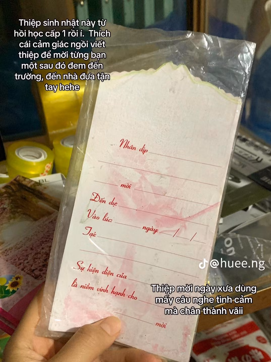 Trong đoạn video, cô nàng đã nhặt được chiếc mặt nạ, bộ bầu cua cá cọp, que đếm, trứng khủng long....nhìn thôi đã thấy cả bầu trời tuổi thơ ùa về.