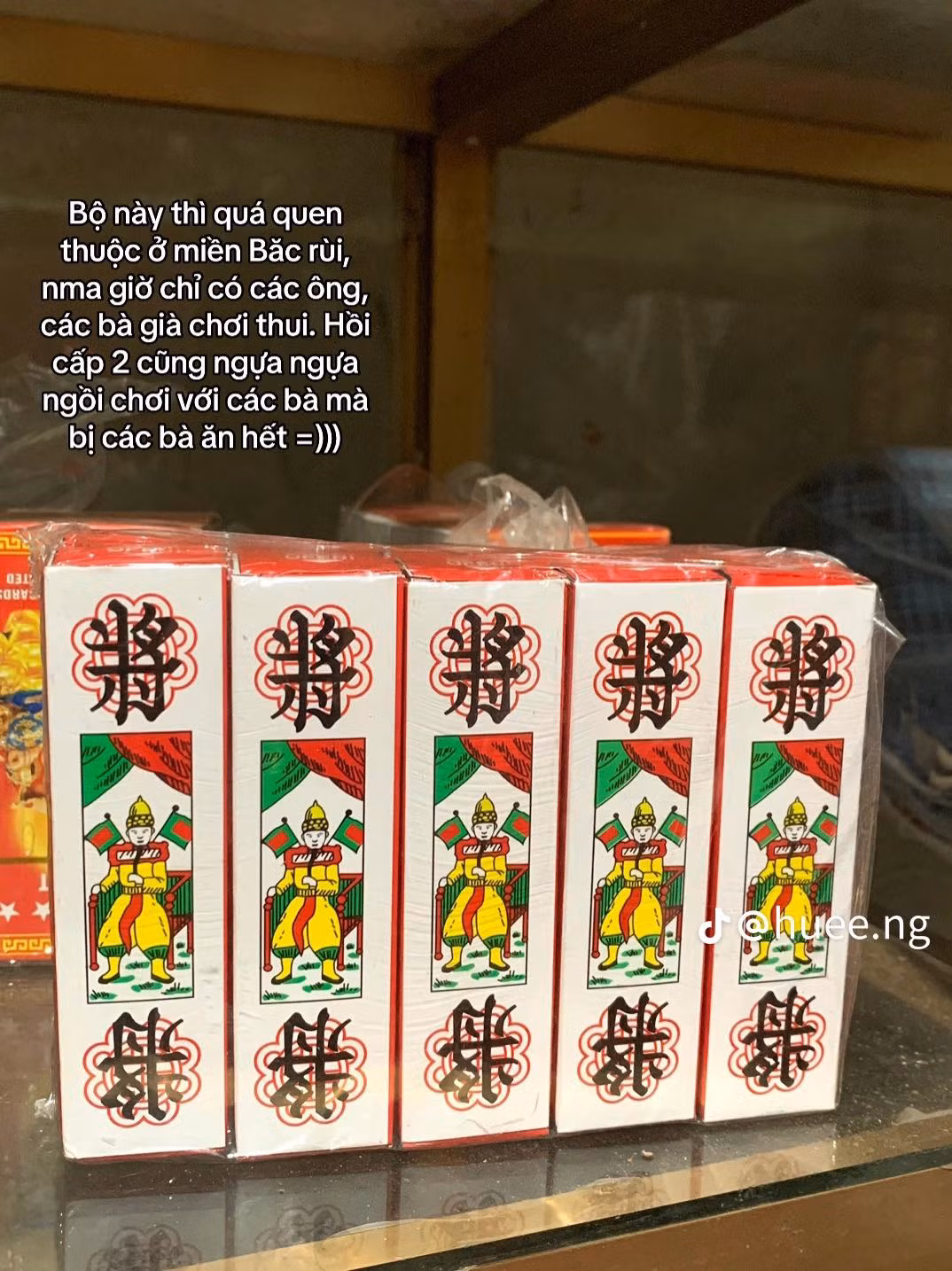 Nhiều người đã "vỡ oà" vui sướng khi thấy lại tuổi thơ của mình qua từng món đồ.