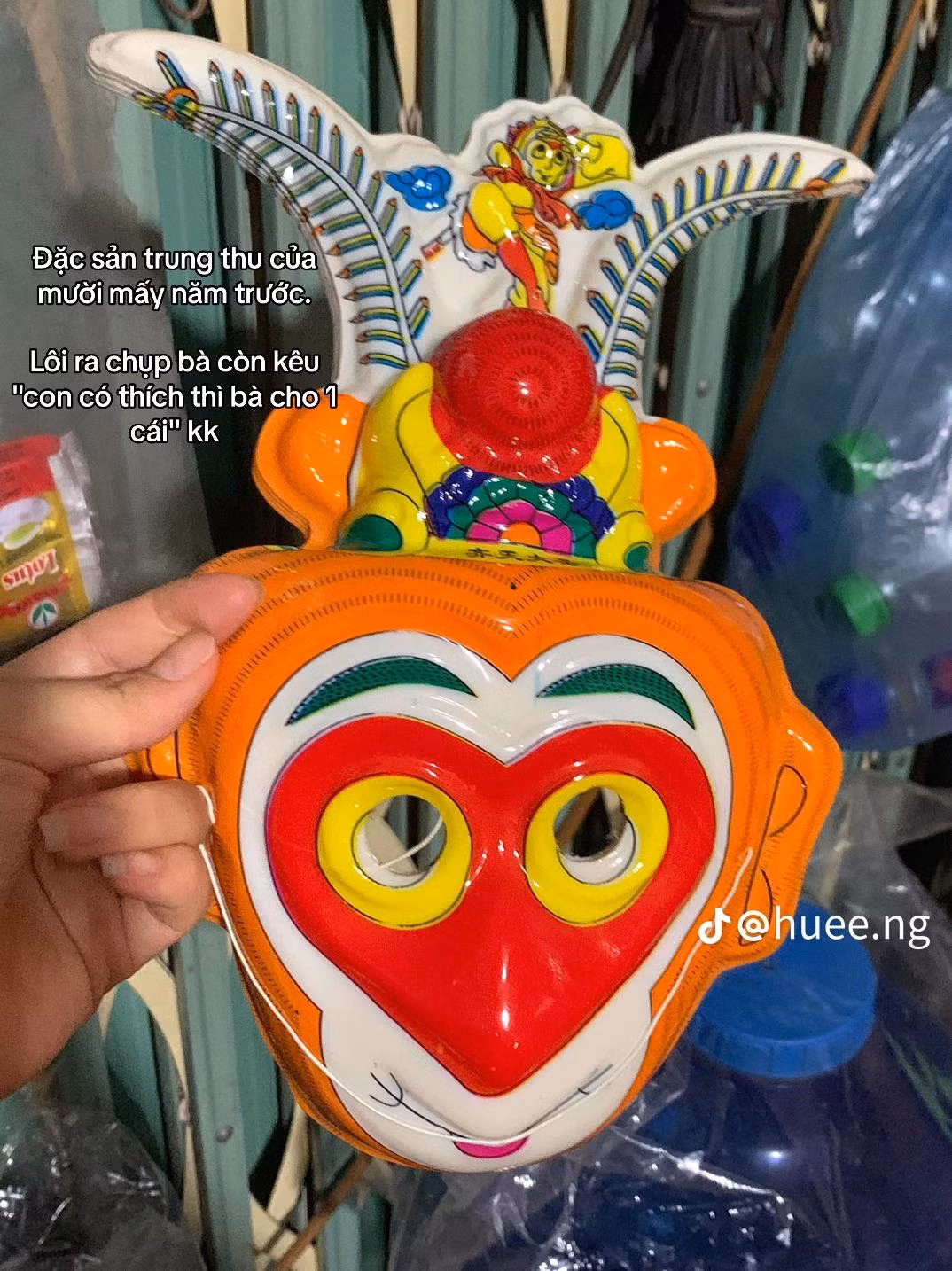 Chủ nhân đoạn clip TikTok viết: "Dọn dẹp chiếc tủ tạp hoá của bà nội mà cảm tưởng như tìm được nhiều thứ đã mất đi từ lâu lắm rồi. Bà mình ở một mình, bán tạp hoá đã được hơn 20 năm. Giờ siêu thị rồi cửa hàng tiện lợi mọc lên như nấm nên bà cũng chả bán được nhiều, nhưng bà luôn yêu quý chiếc tủ kỉ niệm này lắm. Đôi khi không chỉ là giá trị về vật chất mà còn nó còn là 1 phần tươi đẹp của ký ức".