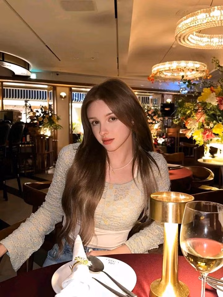 Vẻ đẹp của gái xinh Karimova Elina có được là nhờ pha trộn dòng máu khi cha mẹ cô là người Uzbekistan và Nga.