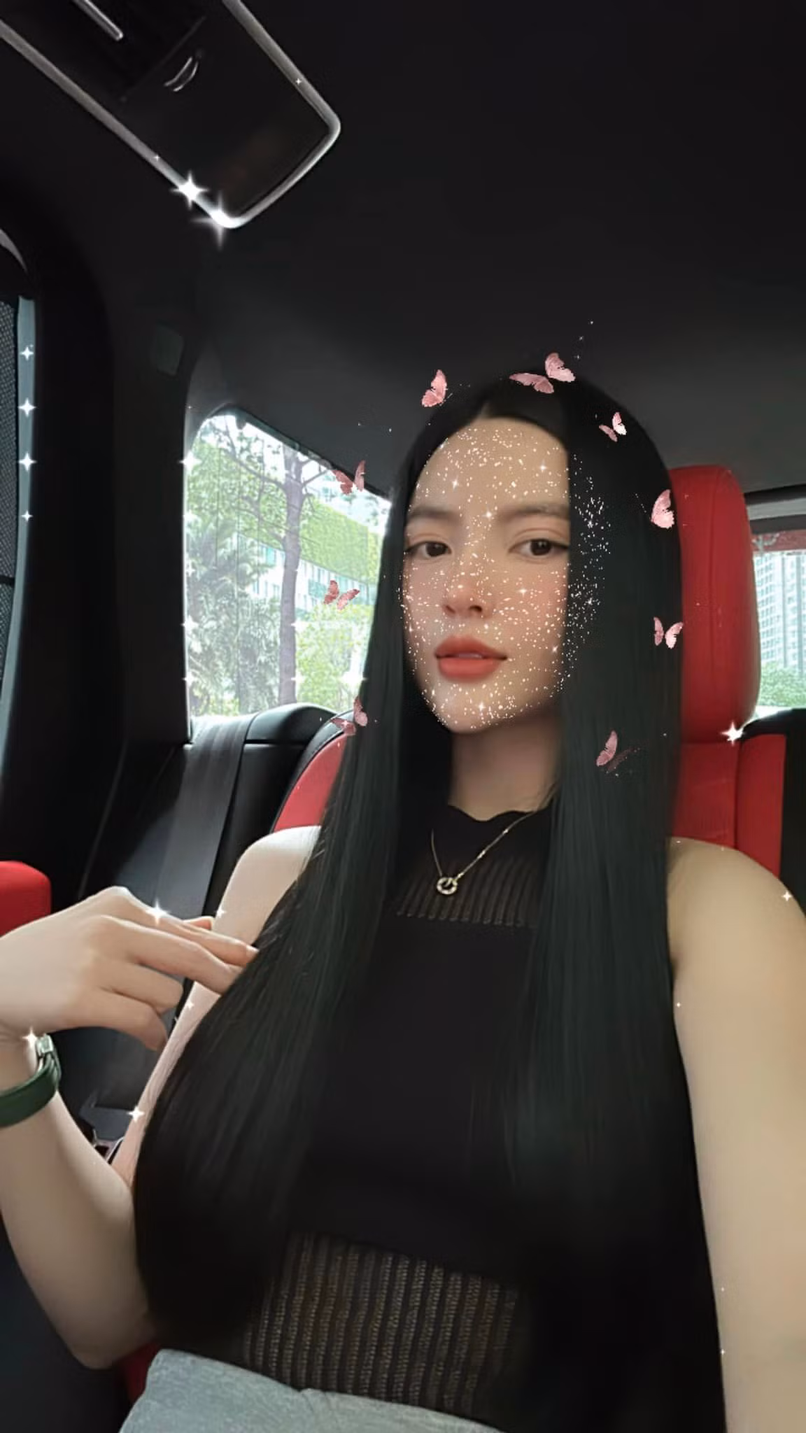 Vừa qua, bạn gái Quang Hải bị tố có thái độ nhắn tin dọa dẫm, “ngáo” quyền lực. Bên cạnh đó, những câu chuyện trong quá khứ của bạn gái Quang Hải cũng bị netizen “đào” lại.