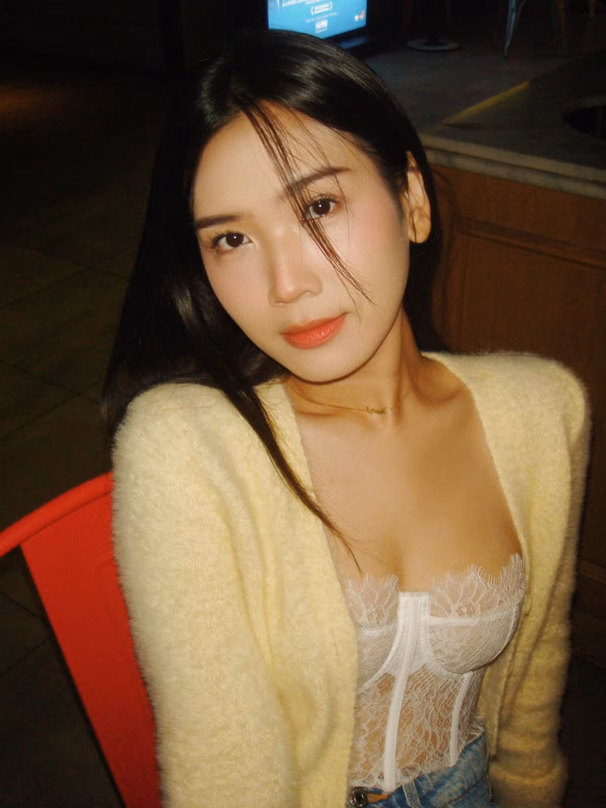 Trên trang cá nhân, Chù Disturbia thường xuyên chia sẻ những hình ảnh mặc gợi cảm khoe nhan sắc xinh đẹp rạng ngời.