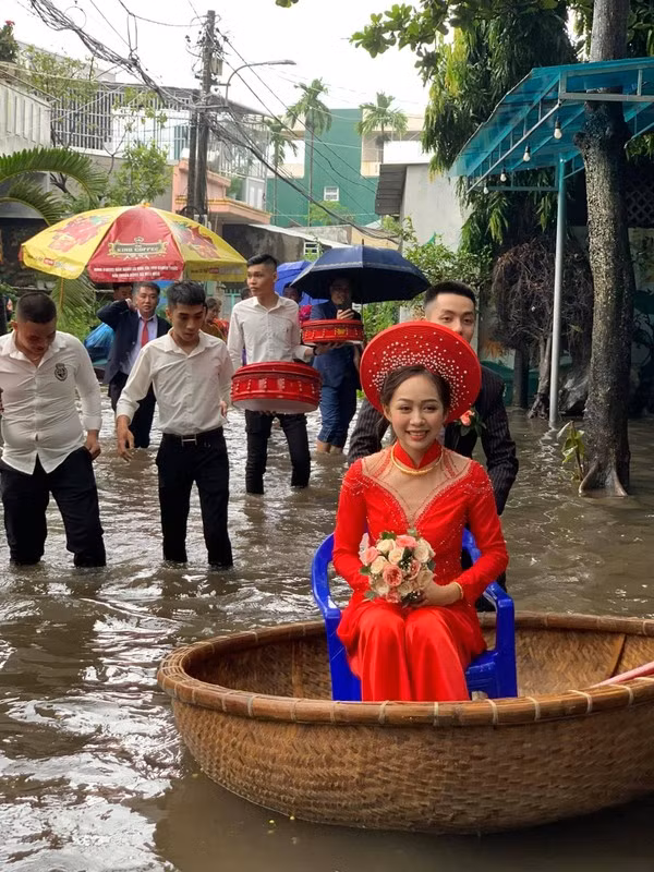 Theo hình ảnh ghi lại cho thấy, nước lũ ngập ngang bắp chân, có chỗ ngập đến ngang đầu gối. Cô dâu phải được đưa lên cái thuyền thúng rồi đẩy đi cho khỏi ướt váy. Thế nhưng nhan sắc của nàng dâu này vẫn gây chú ý vì quá xinh.
