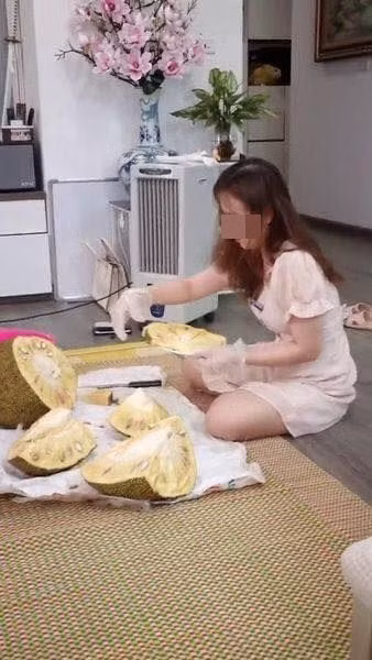 Tuy nhiên khi cô nàng bày lên đĩa và cắt thành từng miếng như dưa hấu lại làm nhiều người tá hỏa. Cách bổ mít độc lạ của cô còn khiến người mẹ phải ngạc nhiên.