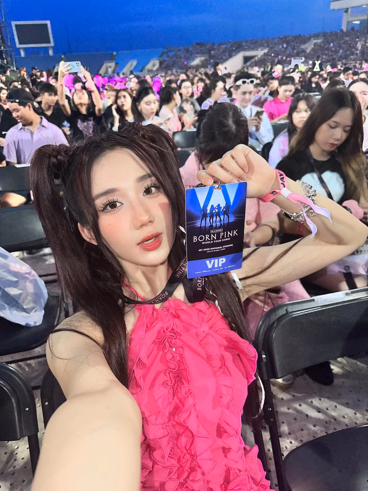 Bên cạnh trang phục lộng lẫy, rực rỡ, gương mặt xinh đẹp của Mina Young cũng là điểm gây ấn tượng.
