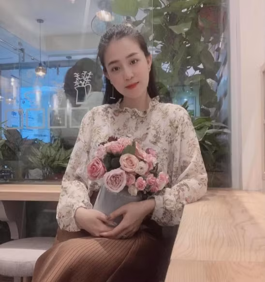 Đặc biệt, cô gây chú ý bởi đôi mắt to tròn, mái tóc đen dài mượt mà, thướt tha.