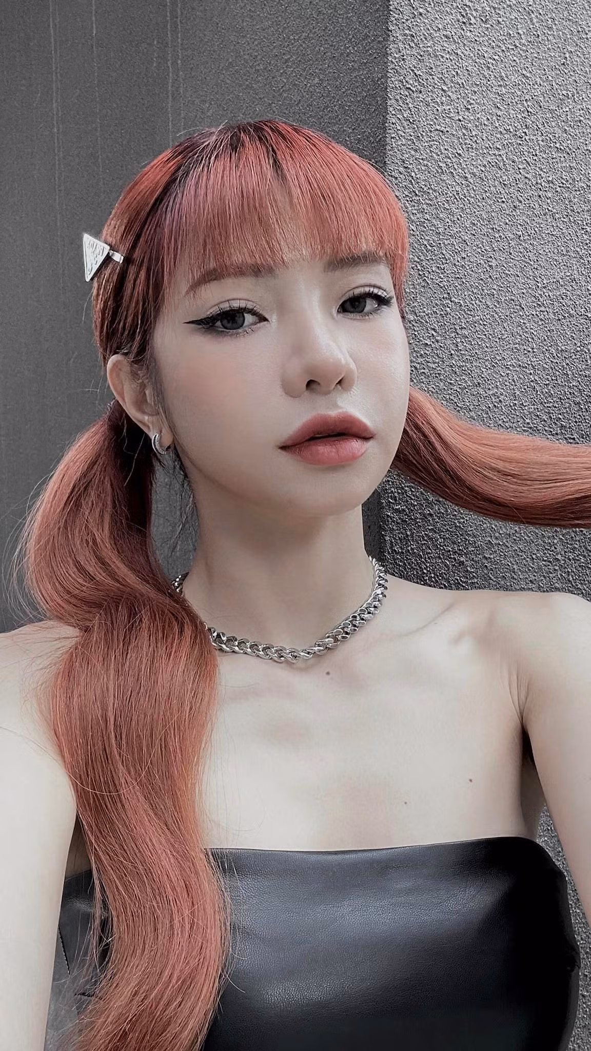 Để có nhan sắc như hiện tại CiiN đã chi 150 triệu để thẩm mỹ mũi. Kể từ khi "dao kéo" cô luôn bị netizen soi nhan sắc hậu thẩm mỹ.