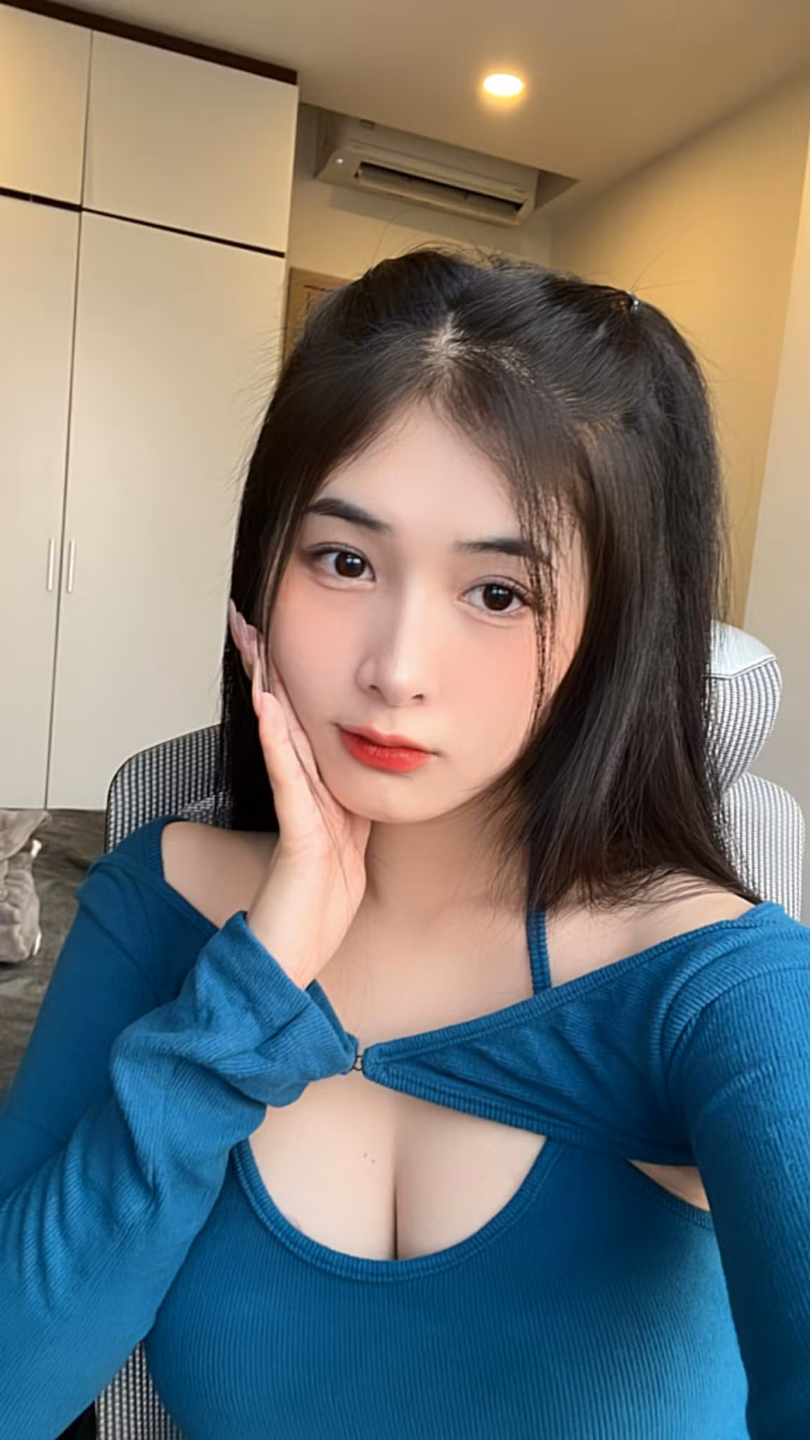 Quỳnh Alee còn thường xuyên đốt mắt người nhìn bằng những bộ cánh bikini khoe trọn đường cong quyến rũ.