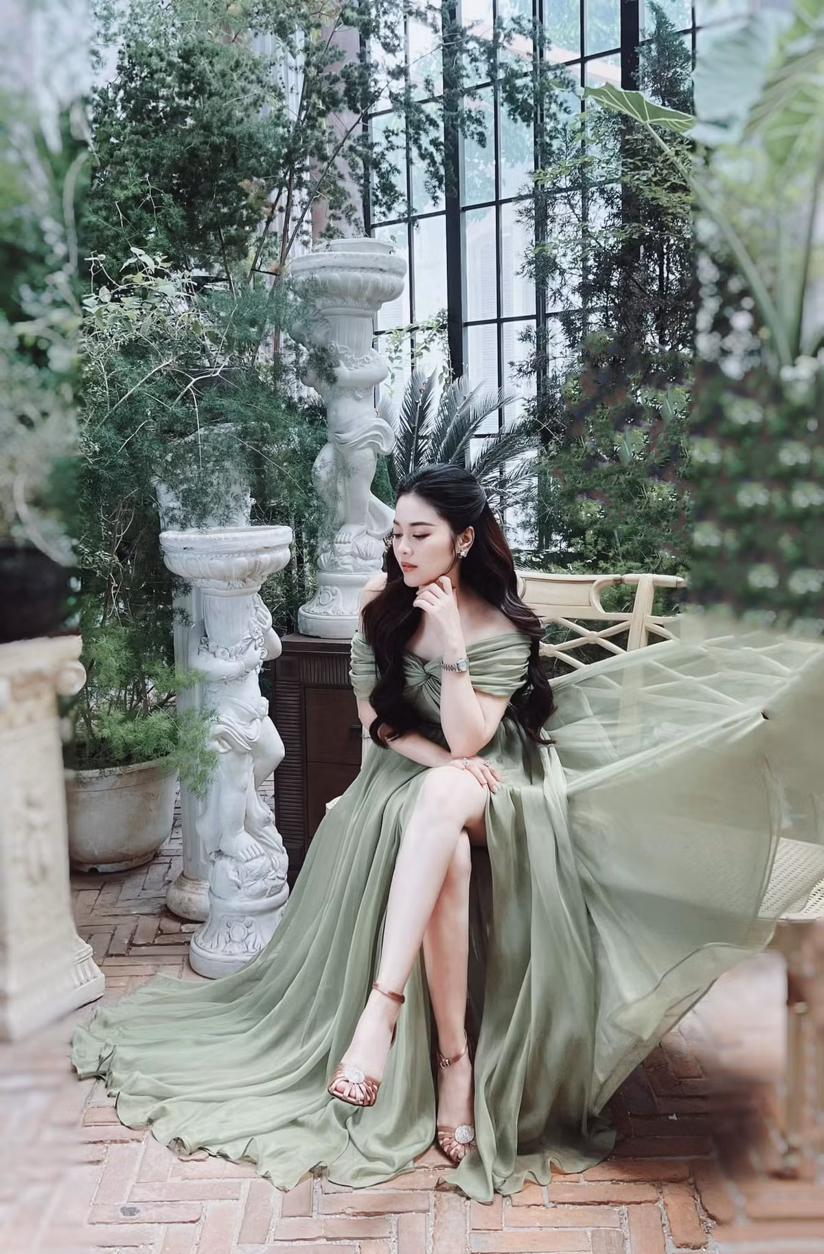 Hằng Túi cũng cho biết thêm cô và bạn trai mới - Duy Trần vẫn đang trong thời gian tìm hiểu. Vì nhiều thông tin sai sự thật gây ảnh hưởng nên cô quyết định công khai mối quan hệ trên trang cá nhân.