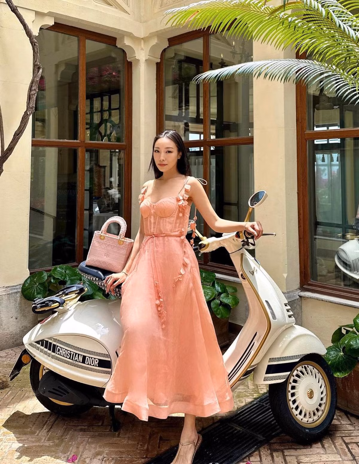 Cha của Chang là doanh nhân giàu có trong ngành đầu tư. Chính vì cuộc sống sung túc từ bé nên Chang đam mê thời trang và có gu thẩm mỹ cao cấp.