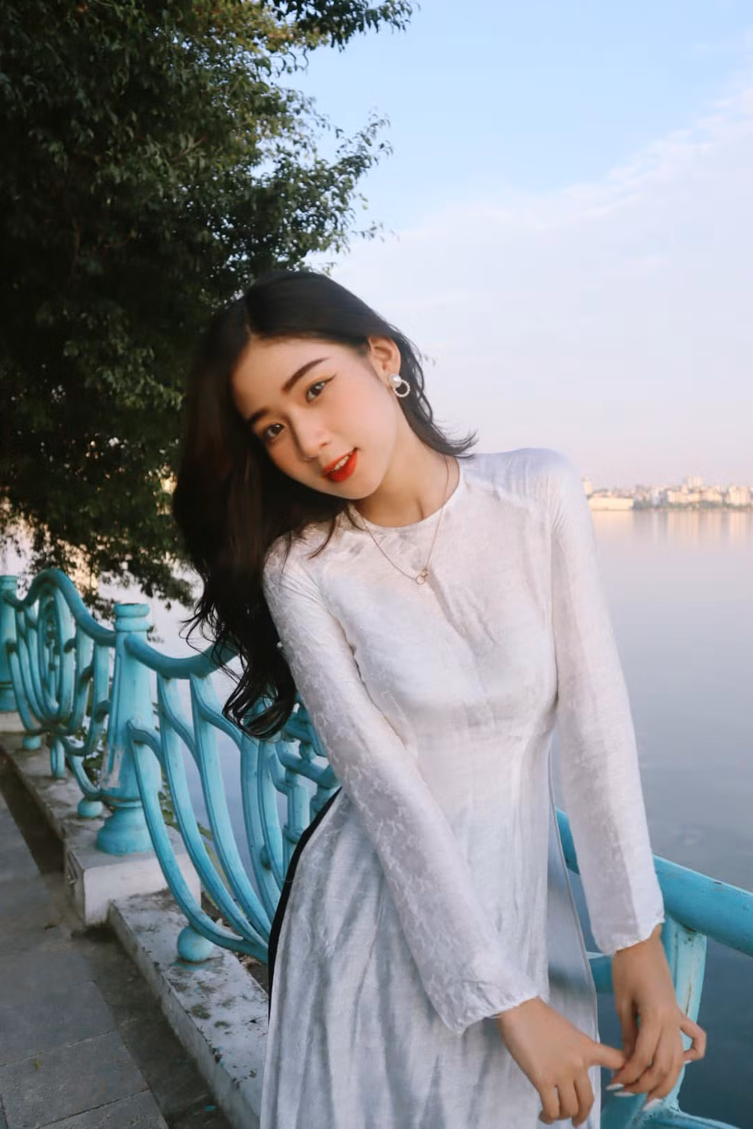 Từ thời học cấp 3, gái xinh trường Kinh tế Quốc dân đã thử sức nhiều công việc như MC, người mẫu ảnh, reviewer kênh Youtube hơn 2 triệu lượt đăng ký...