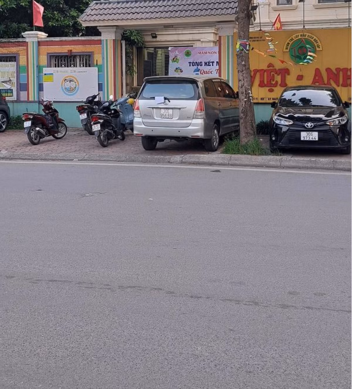 Mới đây, mạng xã hội chia sẻ bài đăng kèm hình ảnh một chiếc ô tô 4 chỗ đỗ xe trước cổng trường mầm non gây cản trở lối ra vào. Bên cạnh ô tô, một số xe máy của phụ huynh đến đón con cũng dựng bên cạnh khiến cổng trường kín bưng chỉ toàn xe cộ.