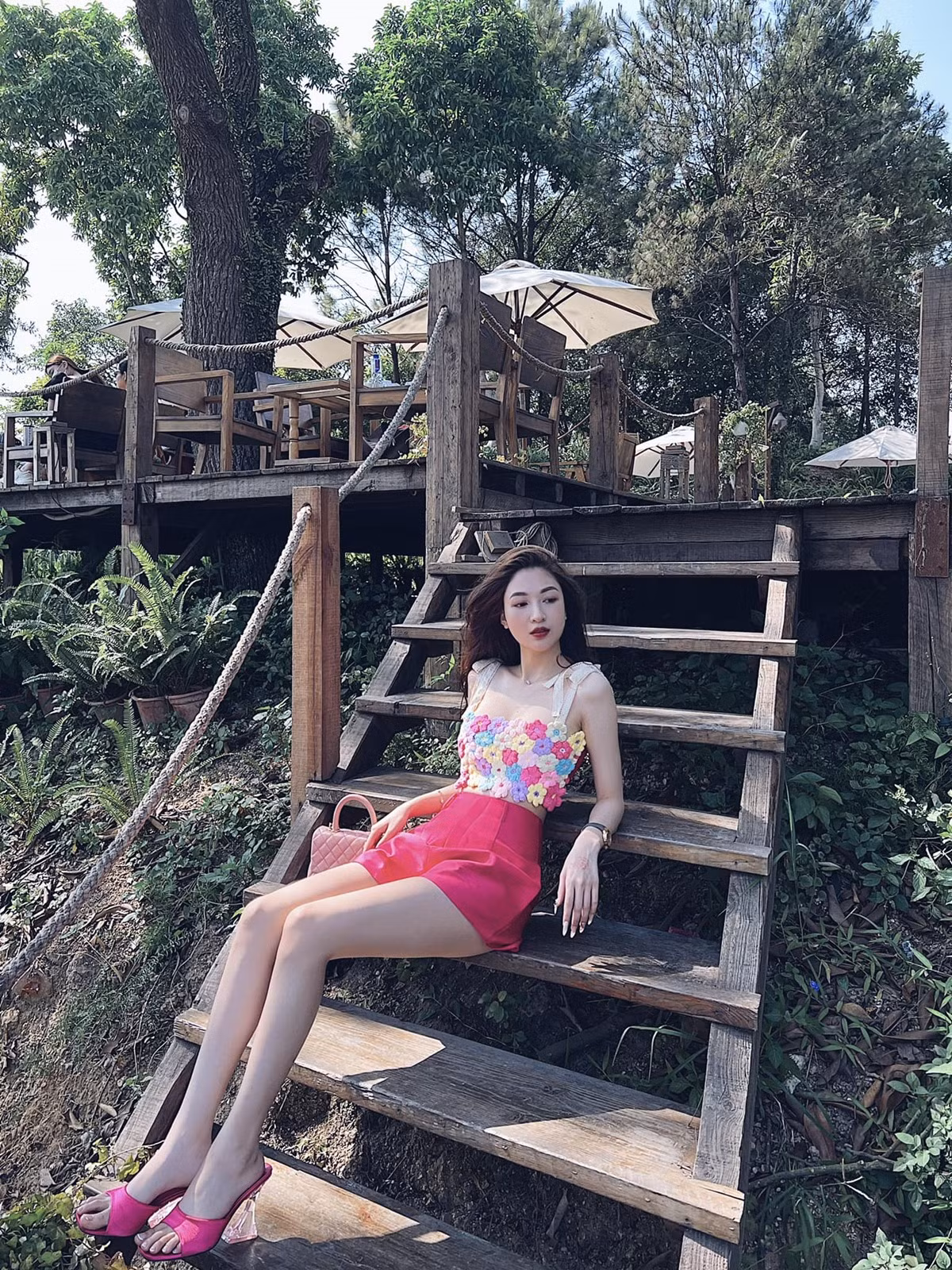 Sở hữu hình thể hút mắt với số đo 3 vòng hừng hực, không khó để Thư Vũ nhận về bộn nút like.