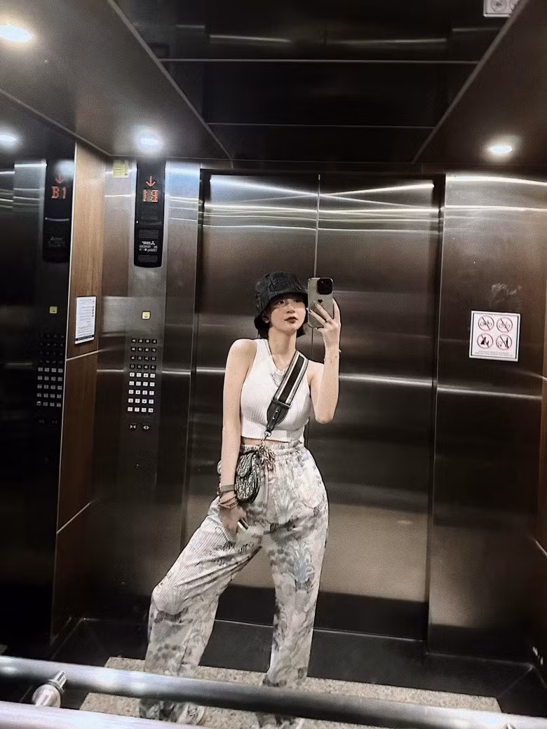 Hiện Thư Vũ làm việc tại một quán bar có tiếng ở Hà Nội. Hot girl chia sẻ khi có dự án nghệ thuật phù hợp, cô sẽ sẵn sàng quay lại.