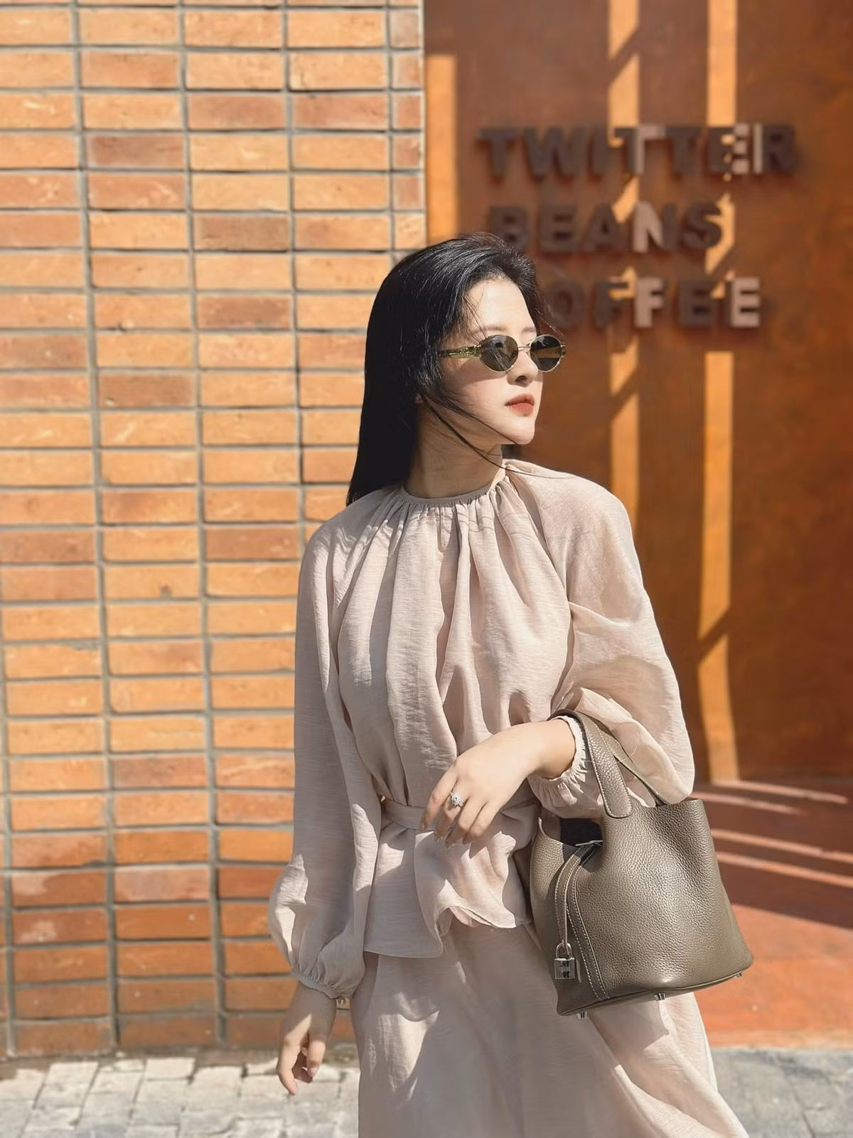 Nhờ tài năng và sự cố gắng, cô nàng MC đã trở thành gương mặt được khán giả yêu mến và xuất hiện trong nhiều chương trình, sự kiện. Ảnh: FBNV