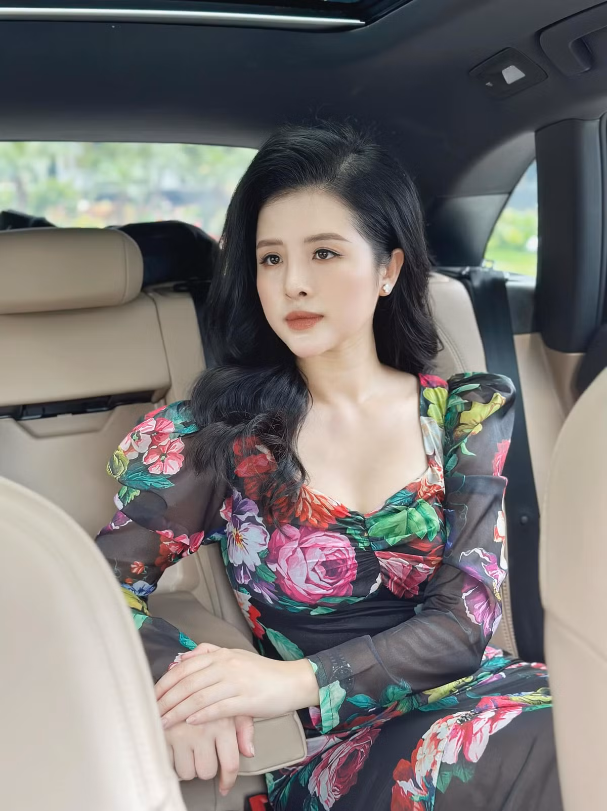 Nếu như khi lên sóng, cô nàng sinh năm 1994 thường diện áo váy lịch sự, kín đáo thì ngoài đời thường, 9X lại chuộng những những bộ trang phục nữ tính, gợi cảm.
