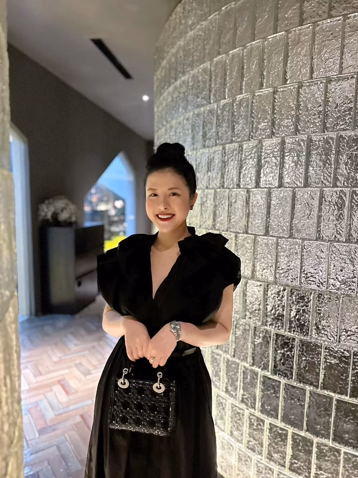 Ngoài những lúc chỉn chu khi lên sóng, Hải Vân ngoài đời có gu thời trang sành điệu.