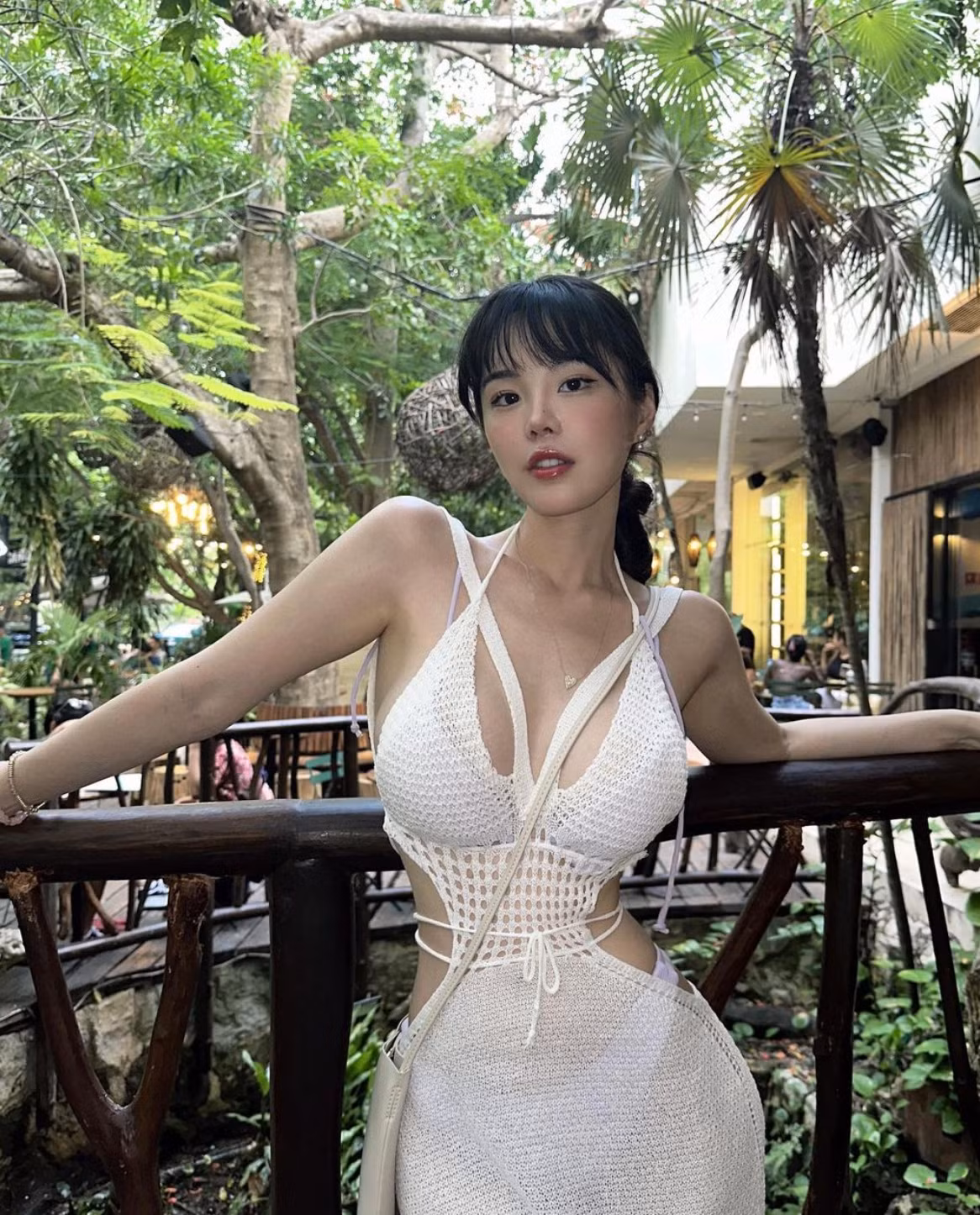 Nhờ sở hữu ngoại hình đẹp, người đẹp còn thường xuyên chụp ảnh mẫu cho shop thời trang của mình.
