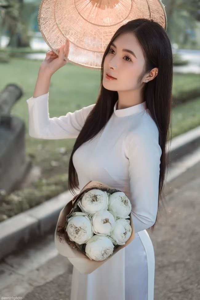 Quỳnh Alee là gái xinh được biết đến lần đầu tiên với hình ảnh diện áo dài nữ sinh xinh xắn. Theo đó, trái ngược với những màn khoe sắc hiện đại, quyến rũ, Quỳnh Alee lại cực kỳ dịu dàng trong bộ áo dài Việt Nam. Vẻ đẹp ấy khiến bao người buông lời ngợi khen.