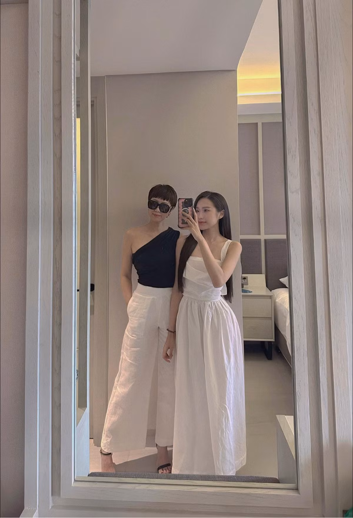 So với con gái từng thi Hoa hậu của mình, cô Doan Mai thập chí con lấn át về cách ăn mặc.