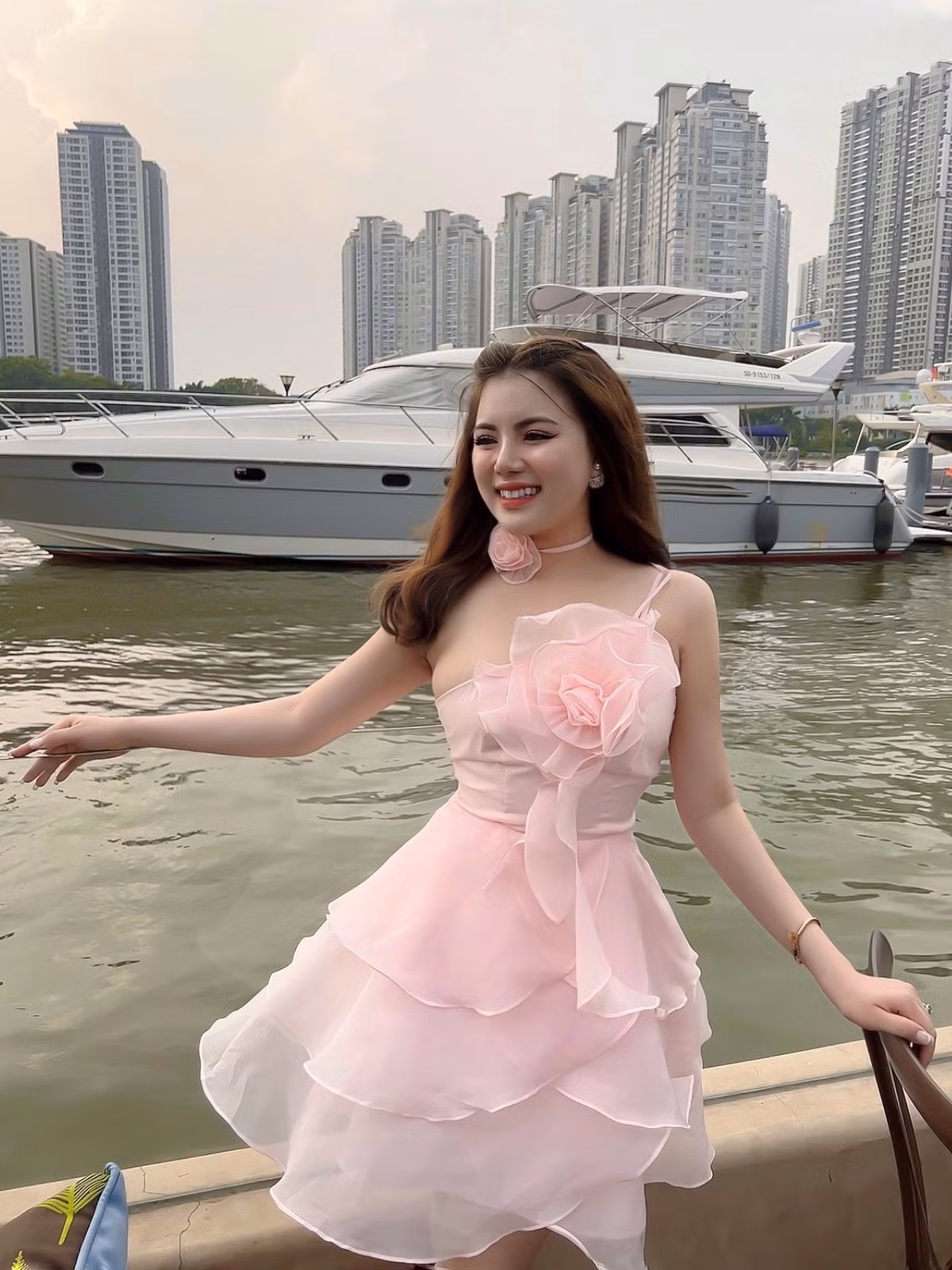 Khoảnh khắc khoe dáng táo bạo của hot girl Sài thành này nhận về nhiều lời khen.