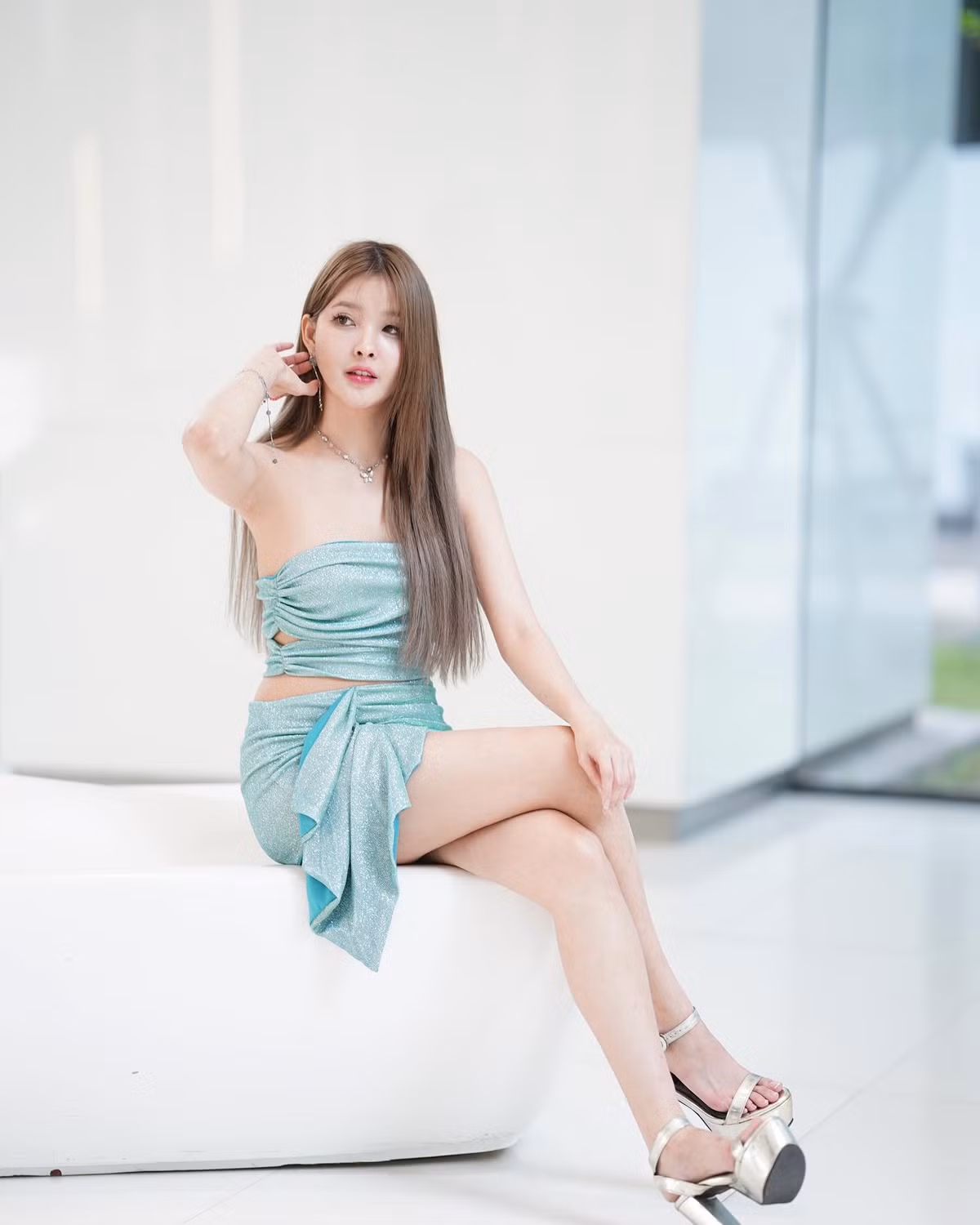 Trên trang cá nhân, cô nàng thường xuyên đăng tải những khoảnh khắc triệt để khoe lên lợi thế hình thể qua những trang phục trọn vẹn phô diễn được thân hình “đồng hồ cát” đáng ngưỡng mộ.