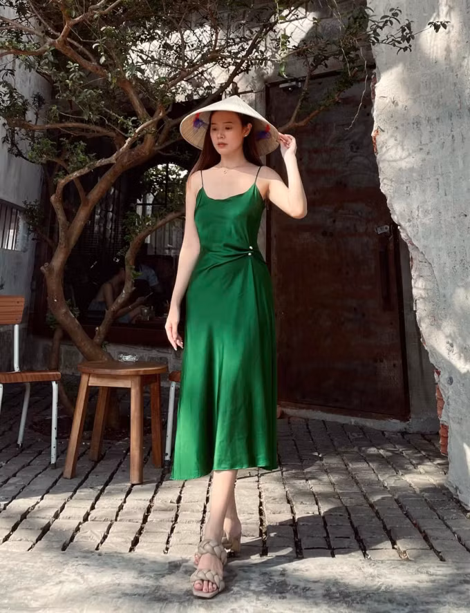 Midu cũng là một tín đồ của váy lụa. Cô diện trang phục này ở đời thường, lẫn khi tham gia các sự kiện, đi du lịch,...
