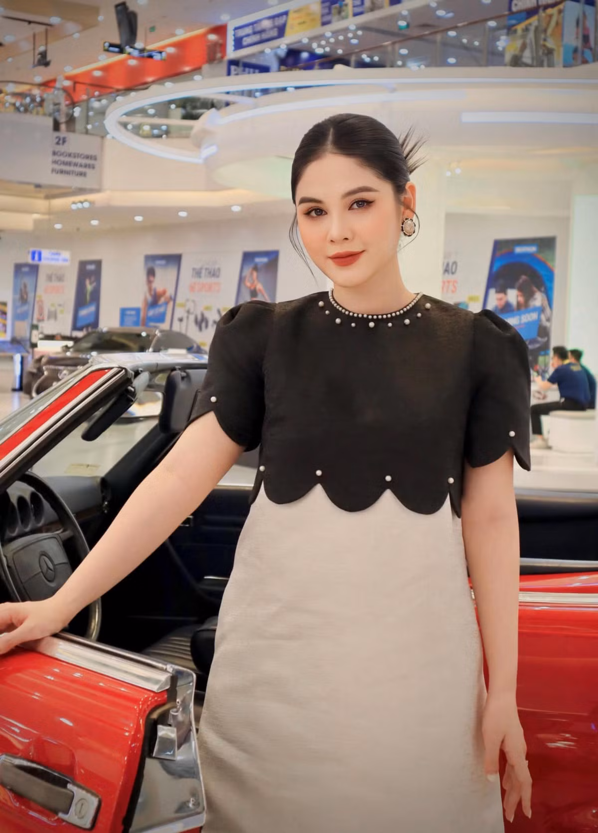 Nếu ngắm nhìn những hình ảnh ngày thường của Vũ Thu Hoài, có lẽ mẹ bỉm nào cũng phải ngưỡng mộ với làn gần như không tì vết của cô.