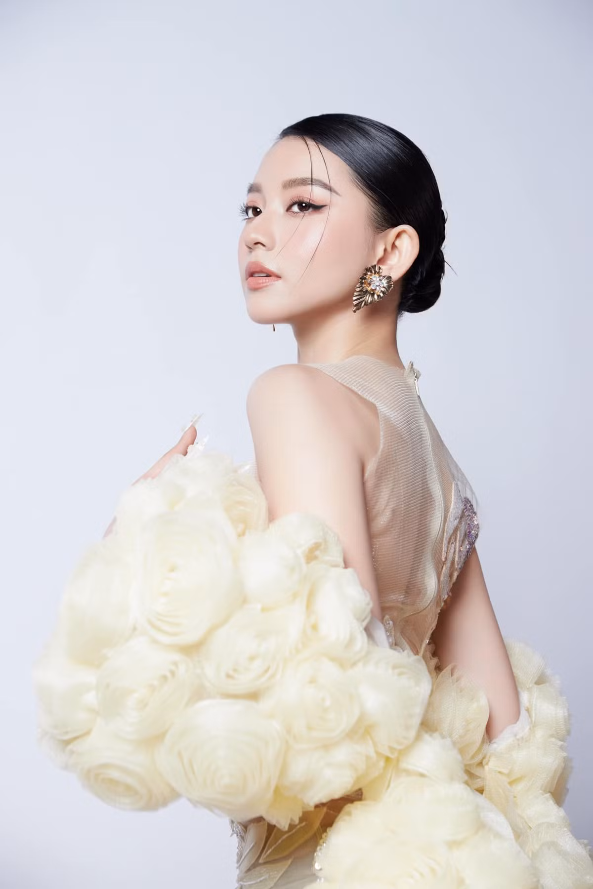 Thời gian gần đây, Bâu dấn thân showbiz với vai trò người mẫu. Cô nàng trước khi nổi đình đám với team Minh Triệu - Kỳ Duyên ở The Face Vietnam đã là bạn gái trong MV của Jack.
