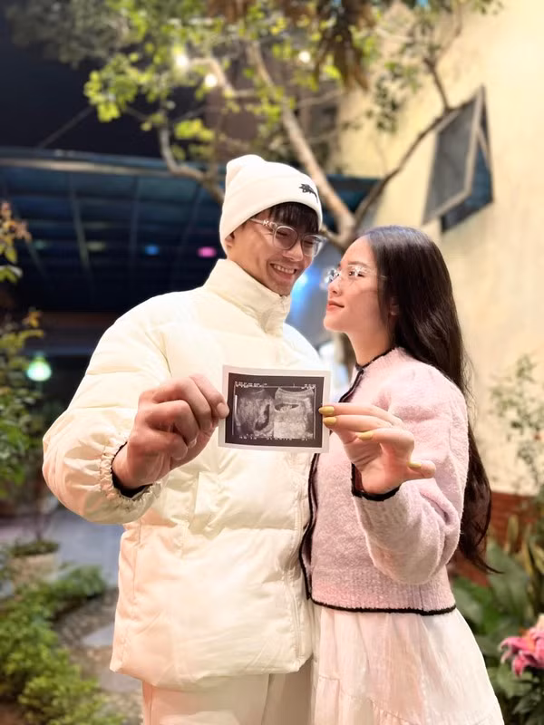 Sau khi kết hôn, vợ chồng Huyền My trở nên thoải mái hơn trong việc chia sẻ về cuộc sống đời tư, cả hai thường xuyên có những chuyến du lịch ngọt ngào bên nhau.