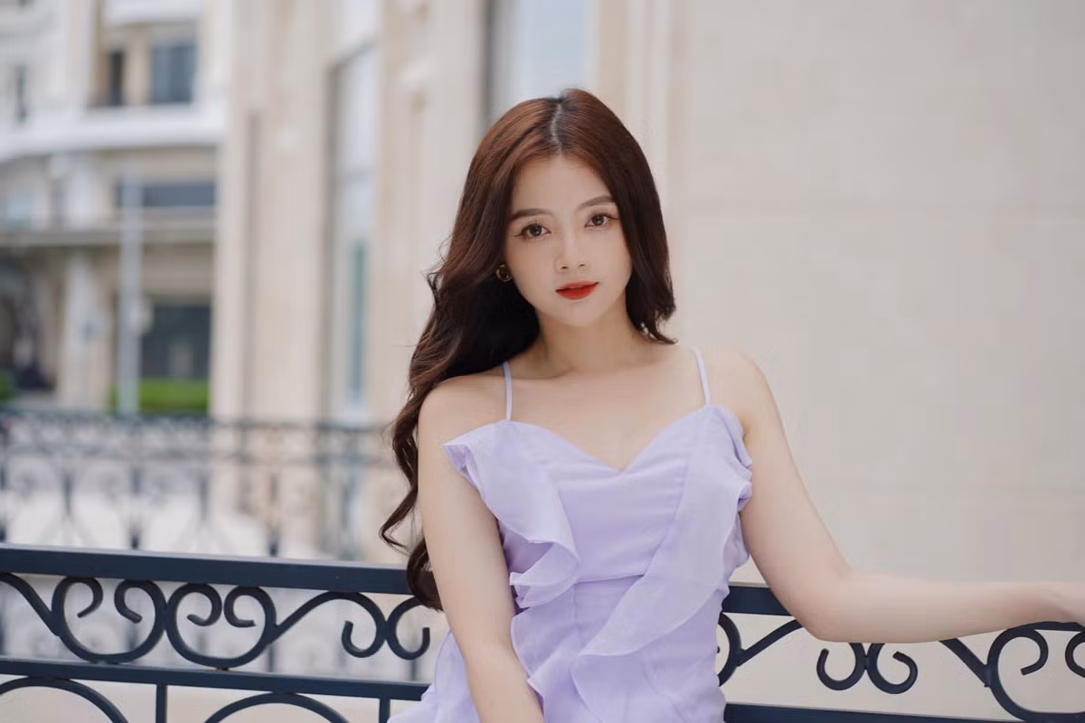 Có thể nói, tấm ảnh thẻ đã thay đổi hoàn toàn cuộc đời của hot girl này. Cô được mời chụp mẫu lookbook, tham gia đóng phim ngắn,...