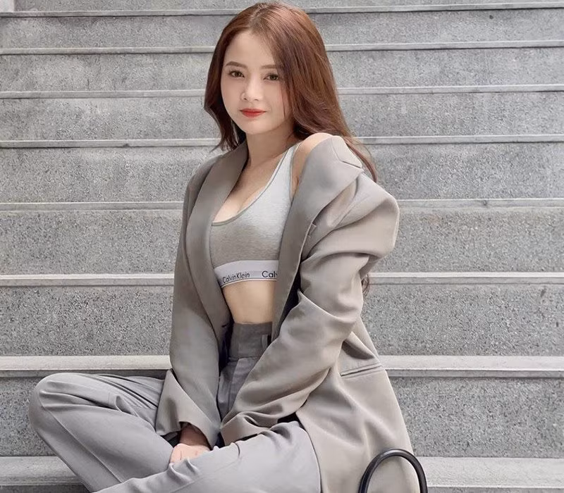 Thời gian gần đây, cô bắt đầu công việc là vlogger, sở hữu kênh cá nhân gần 1,31 triệu người đăng ký theo dõi.