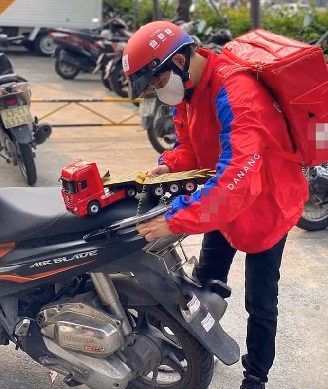 Trước đó có nhiều shipper sáng tạo cách giao hàng độc đáo khiến nhiều người thích thú.