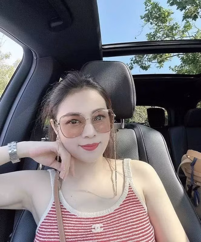 Doanh thu từ việc kinh doanh của Hằng Túi cũng là một con số đáng nể. Ước tính chỉ một thương hiệu cũng đã mang về hàng tỷ đồng/tháng.