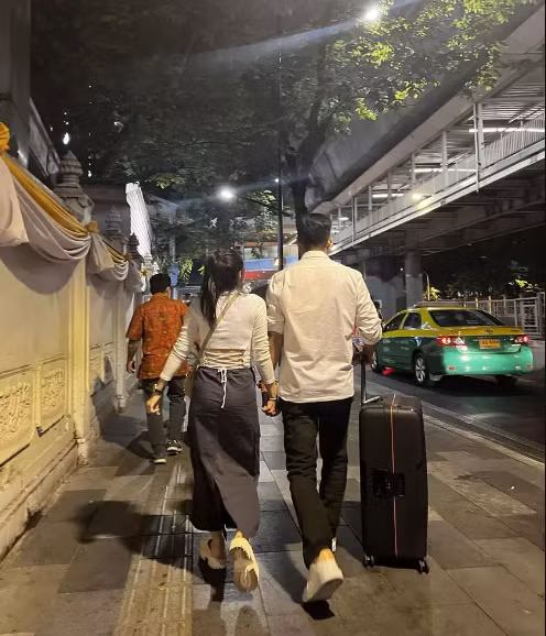 Khi đã công khai trên MXH, Hằng Túi cũng không ngần ngại “xả” ảnh tình tứ bên nhau, trong những chuyến du lịch chung, hẹn hò cuối tuần bên nhau.