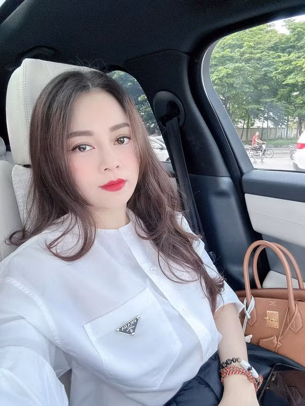  Hot mom Hằng Túi là cái tên nổi tiếng trên MXH, cô được nhận xét xinh đẹp, tài giỏi lại chăm con khéo. Hằng Túi được chị em bỉm sữa khen ngợi và gọi với danh xưng hot mom của 6 em bé đáng yêu.